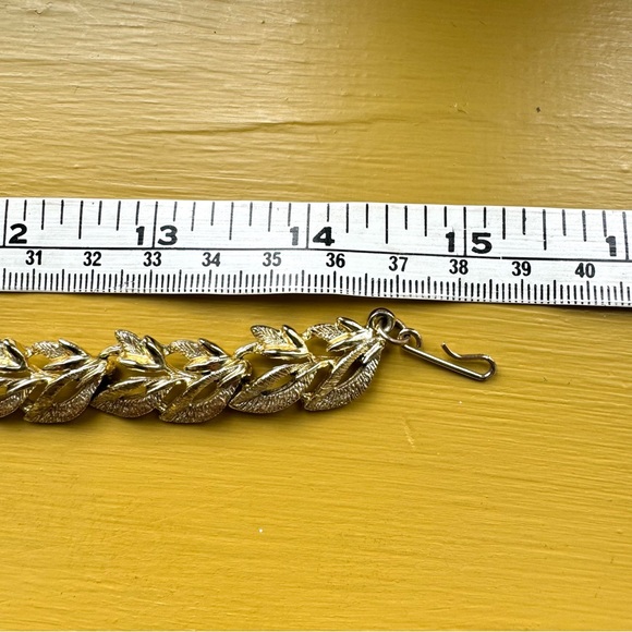 Vintage Goldtone Leaf Linked Necklace - Picture 6 of 6